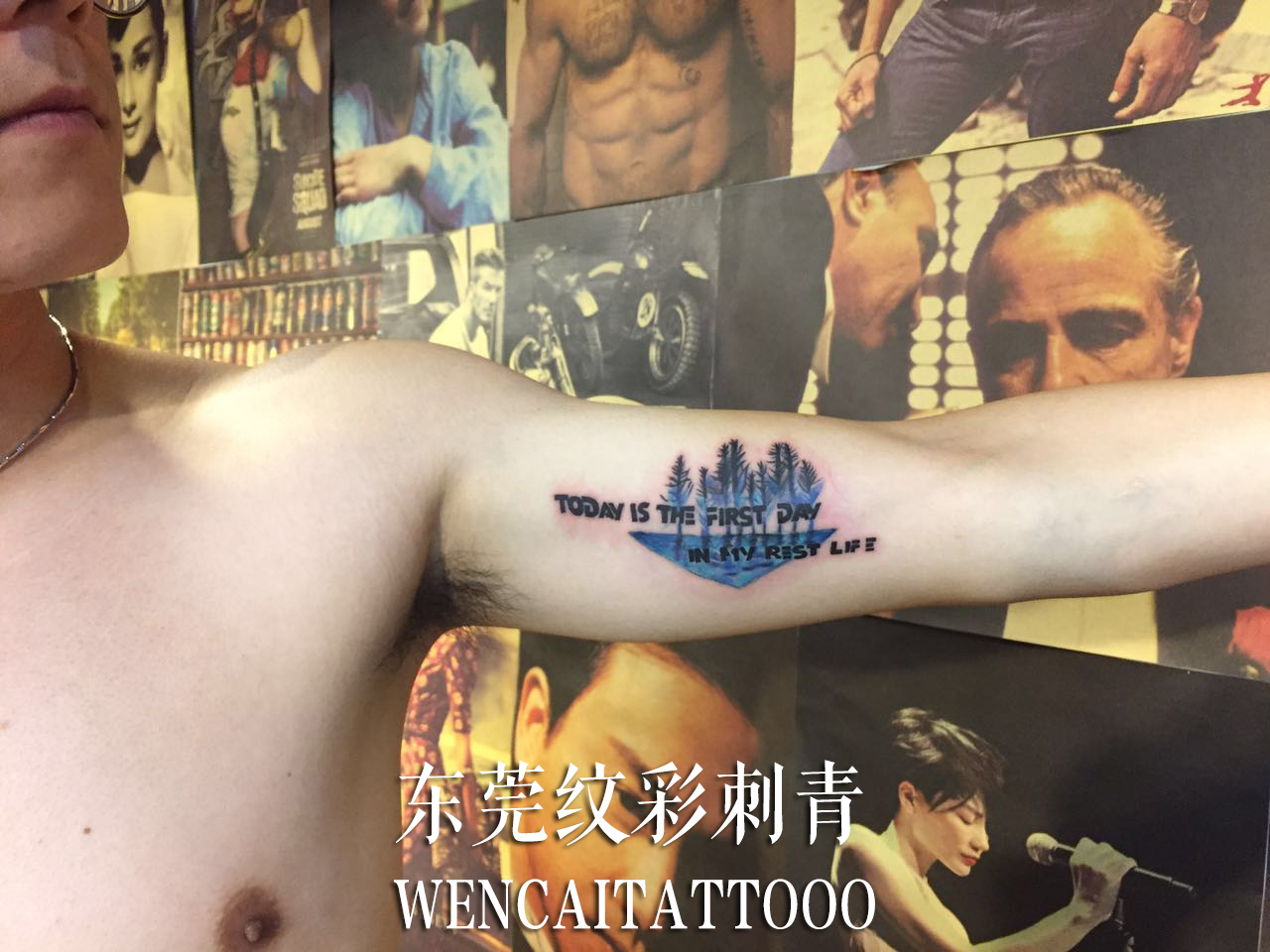 帅气的商先生大臂内侧的英文和森林纹身图案