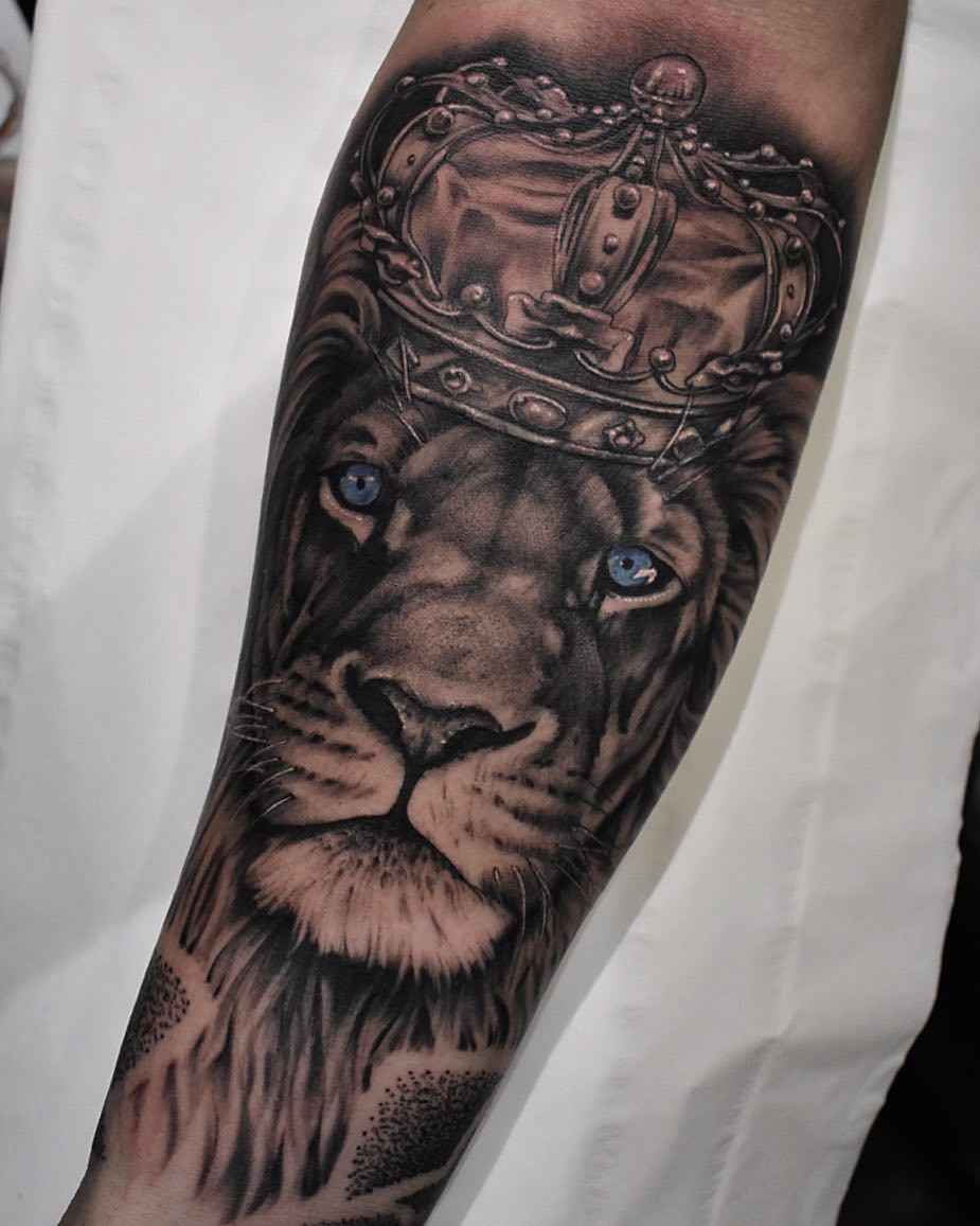 做仪器行业的羿先生小臂写实皇冠狮子纹身图案